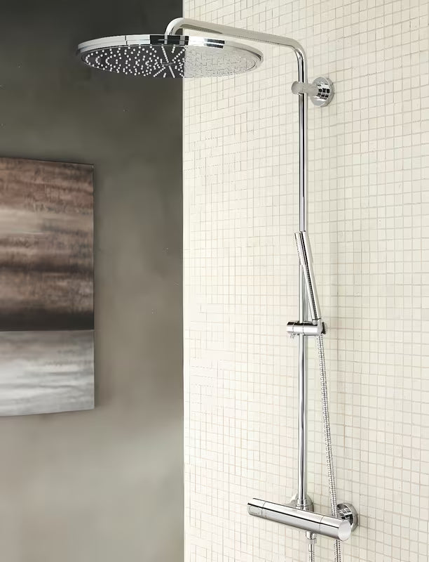 Tuš sustav Grohe Rainshower System s termostatskom miješalicom u krom izvedbi s nadglavnim i ručnim tušem.