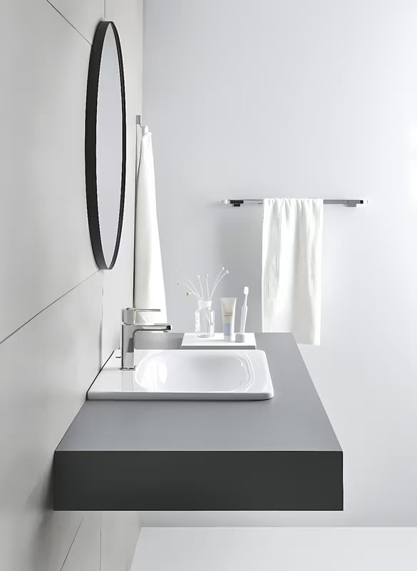 Kromirani kukica za ogrtač Grohe Selection sa skrivenim pričvršćenjem i izdržljivom površinom Grohe StarLight.