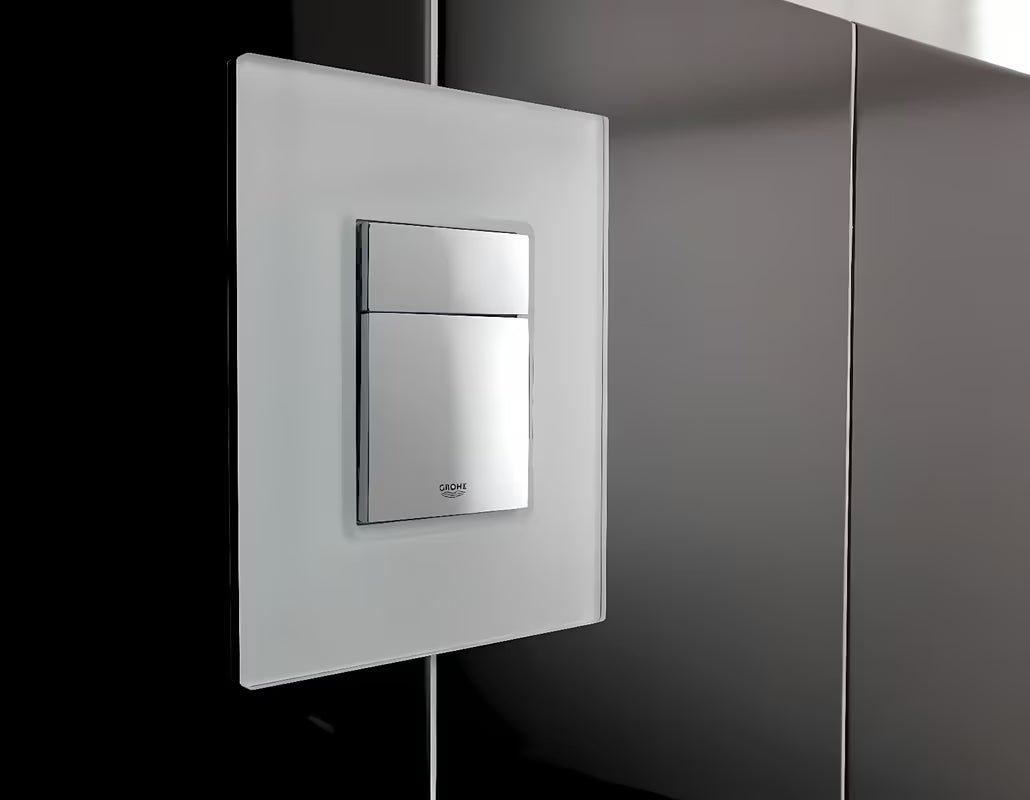 Tipka za Aktiviranje Grohe Skate Cosmopolitan sa staklenom površinom u mjesečno bijeloj boji.