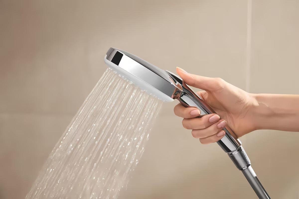 Tuš sustav Grohe Tempesta Cube System s termostatskom miješalicom u krom izvedbi, s nadglavnim i ručnim tušem