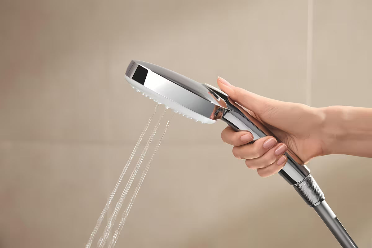 Tuš sustav Grohe Tempesta Cube System s termostatskom miješalicom u krom izvedbi, s nadglavnim i ručnim tušem