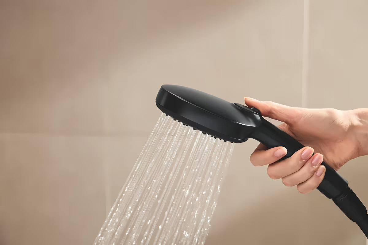 Mat crni tuš sustav Grohe Vitalio Comfort 250 s termostatskom miješalicom, s nadglavnim i ručnim tušem