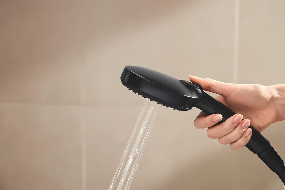 Mat crni tuš sustav Grohe Vitalio Comfort 250 s termostatskom miješalicom, s nadglavnim i ručnim tušem