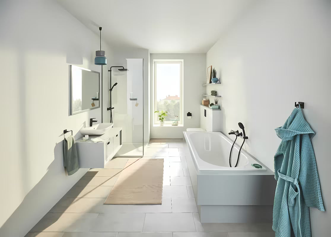 Tuš set Grohe Vitalio Comfort 110 u mat crnoj izvedbi s ručnim tušem, crijevom 1750 mm i zidnim držačem.