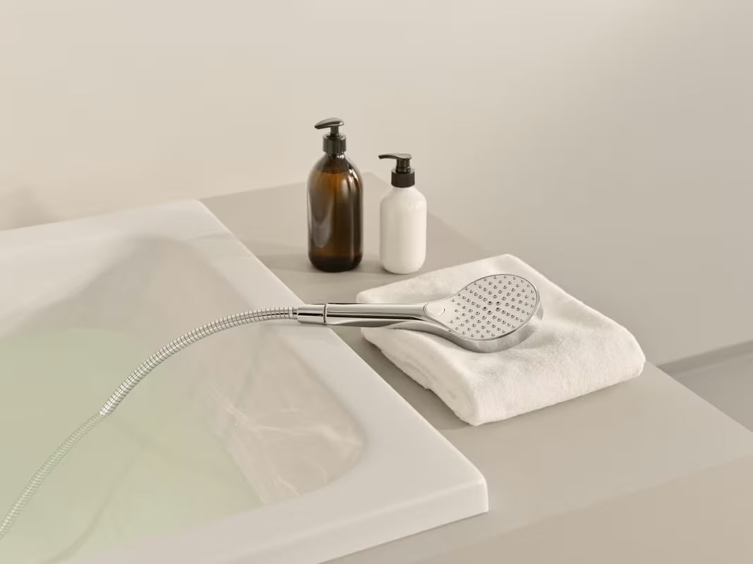 Kromirani set za kadu Hansa Viva s ručnim tušem s tri mlaza i tuš crijevom 1250 mm.