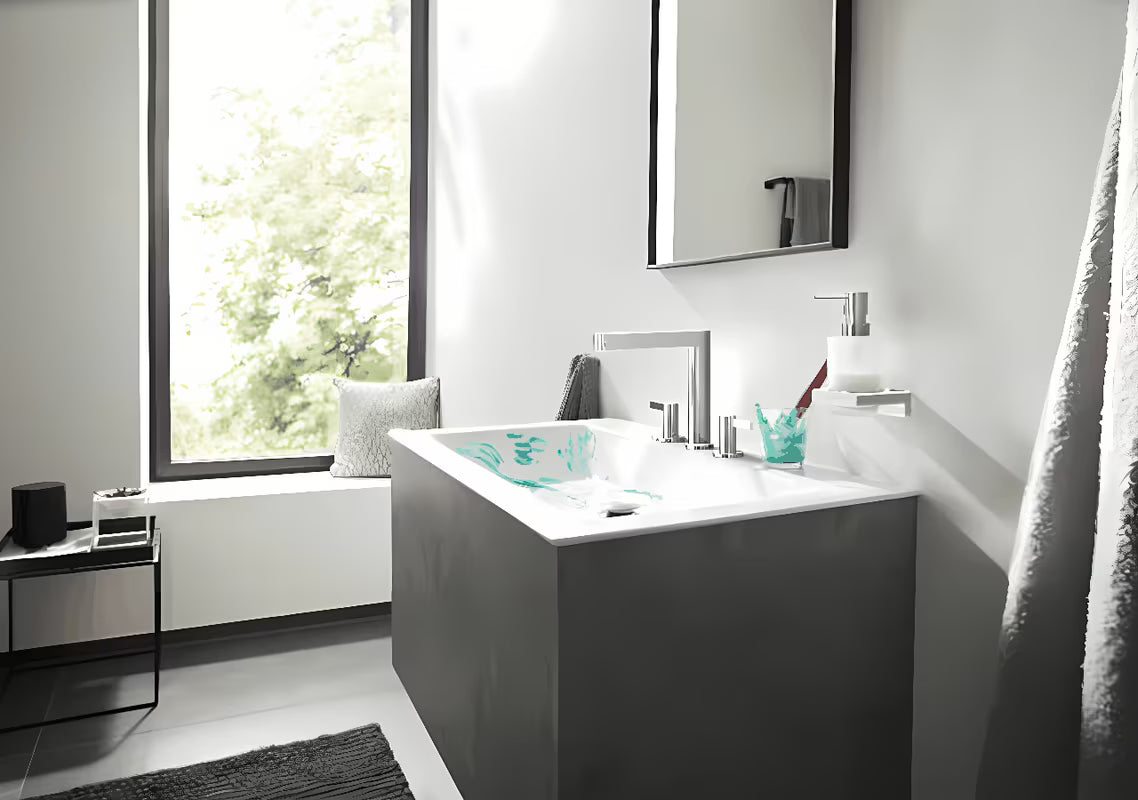 Kromirani zidni dozator tekućeg sapuna hansgrohe addstoris sa staklenom posudom i metalnim držačem.