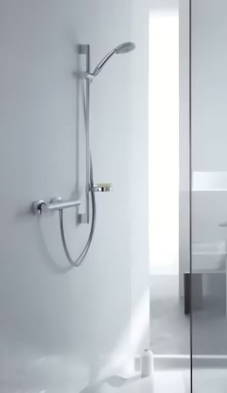 Tuš set Hansgrohe Croma 100 Vario u izvedbi chrome s ručnim tušem, šipkom, crijevom i posudicom za sapun.