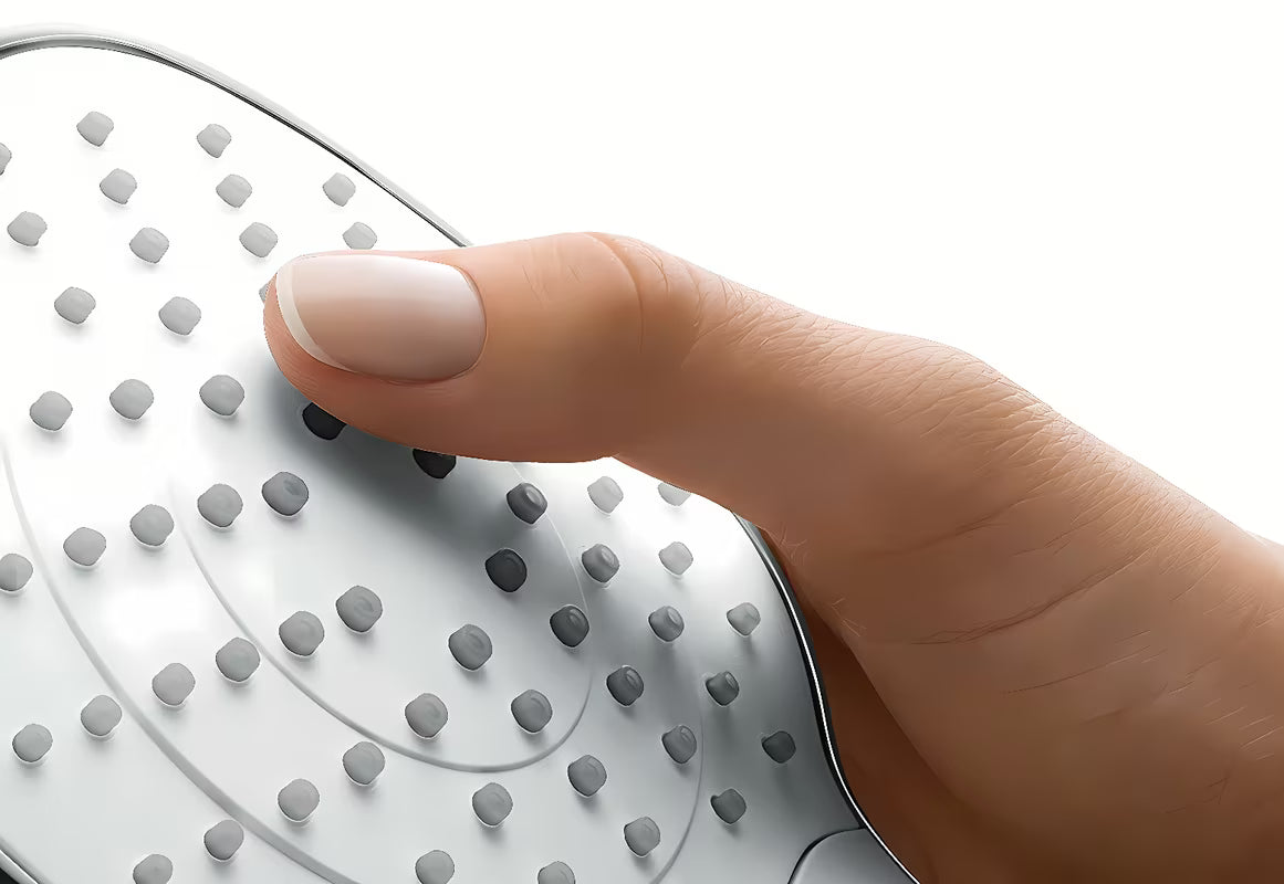 Ručni tuš Hansgrohe Croma Select E Vario u bijelo-krom izvedbi s tipkom Select i promjerom 110 mm.