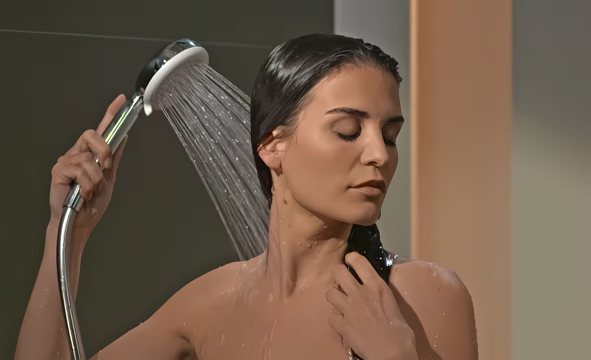 Ručni tuš Hansgrohe Croma Select S u bijeloj i kromiranoj boji s mlazom Rain i promjerom 110 mm.