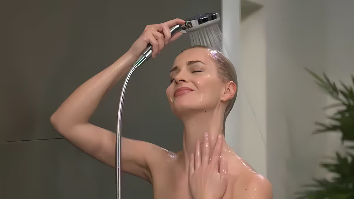 Ručni tuš Hansgrohe Croma Select S u bijeloj i kromiranoj boji s mlazom Rain i promjerom 110 mm.