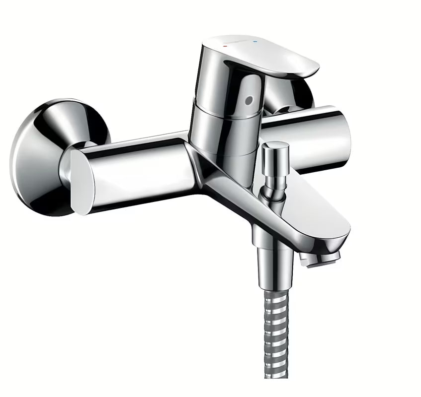 Kromirana zidna jednoručna baterija miješalica za kadu Hansgrohe Focus zaobljenog dizajna