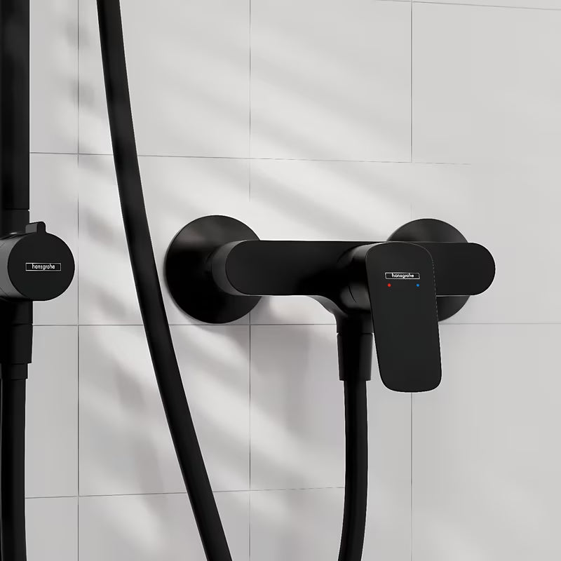 Zidna jednoručna baterija miješalica za tuš Hansgrohe Logis u mat crnoj boji bez tuš seta.