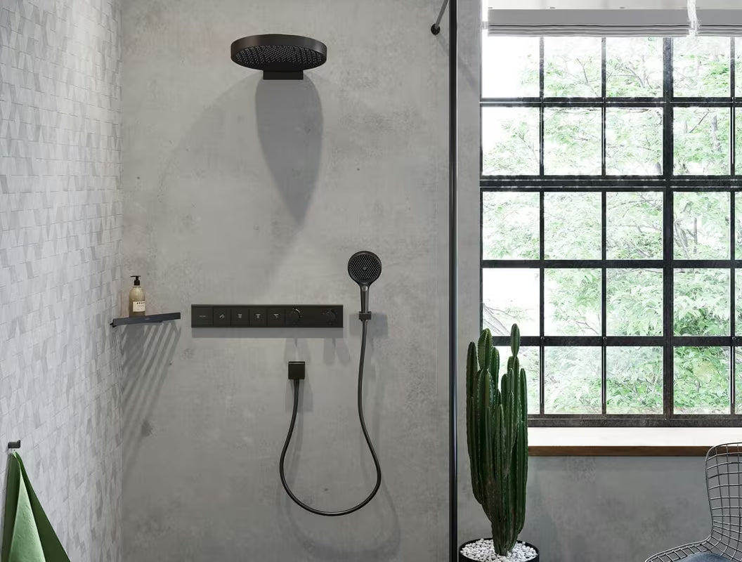 Ručni tuš Hansgrohe Rainfinity 130 3jet u mat crnoj izvedbi s antracitnom tuš pločom