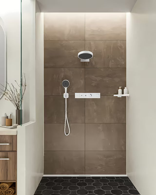Ručni tuš Hansgrohe Rainfinity 130 3jet u mat bijeloj boji s antracitnom tuš pločom
