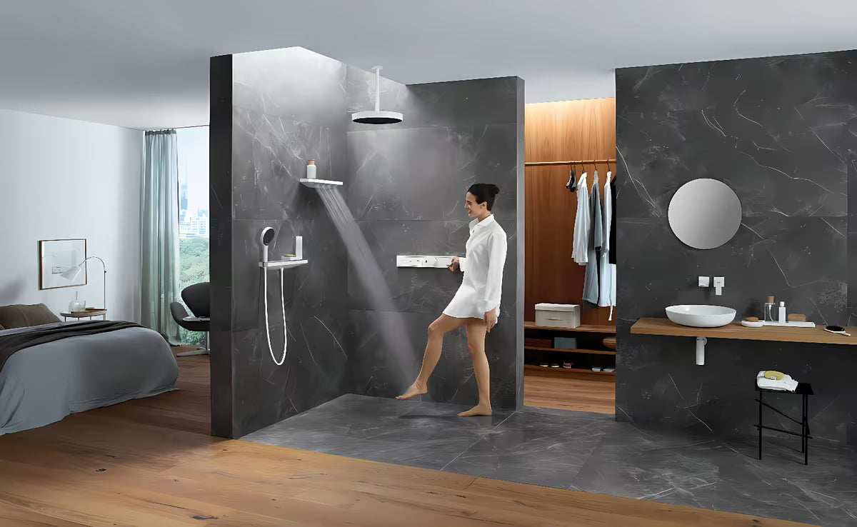 Ručni tuš Hansgrohe Rainfinity 130 3jet u mat bijeloj boji s antracitnom tuš pločom
