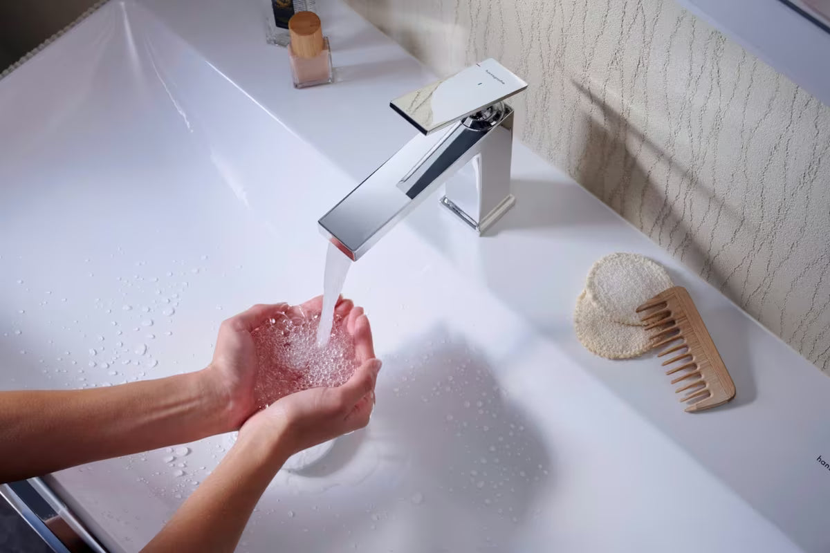 Kromirana jednoručna baterija miješalica za umivaonik Hansgrohe Tecturis E 110 s tehnologijama EcoSmart+ i AirPower