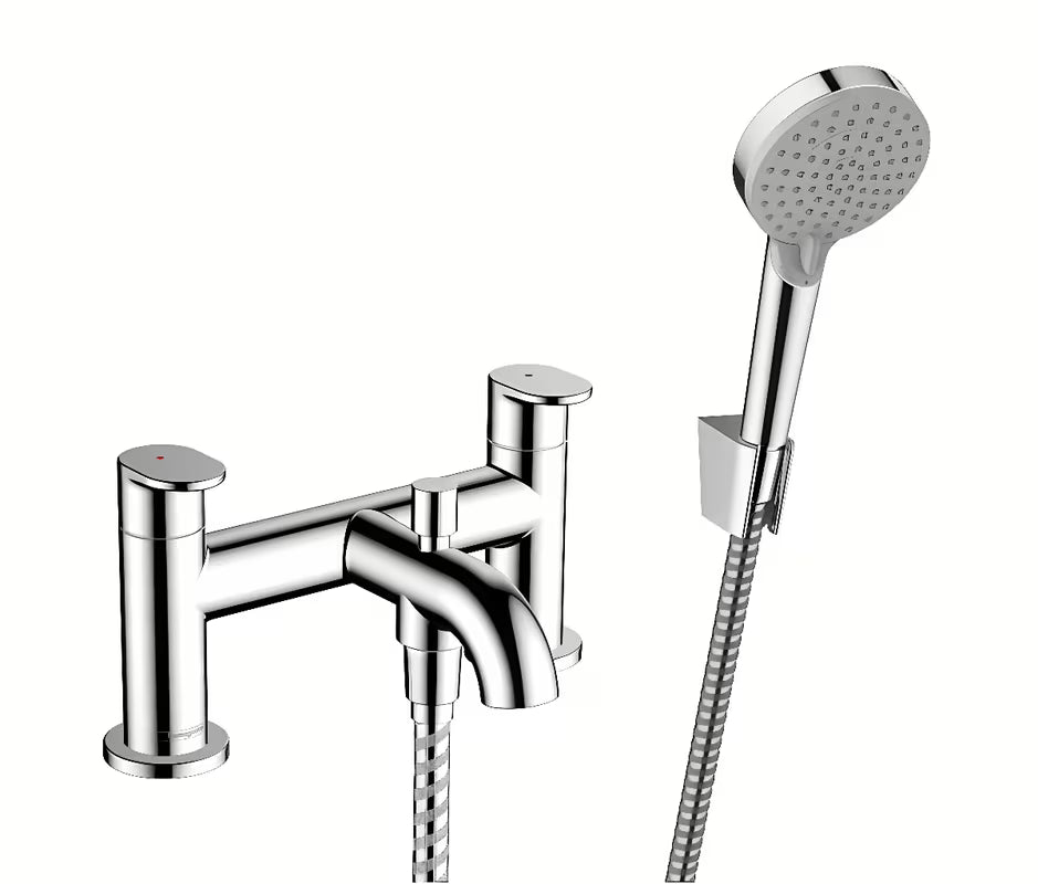 Kromirana miješalica za kadu na rub kade Hansgrohe Vernis Blend s tuš setom i ručnim tušem.