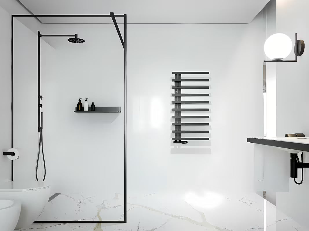 Kombinirani kupaonski radijator Hopa Darvel 123x50 cm u crnoj mat boji s rebrastim dizajnom.