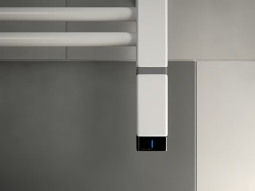 Bijeli sjajni električni grijač za radijator House Level One pro kupaonski radijator