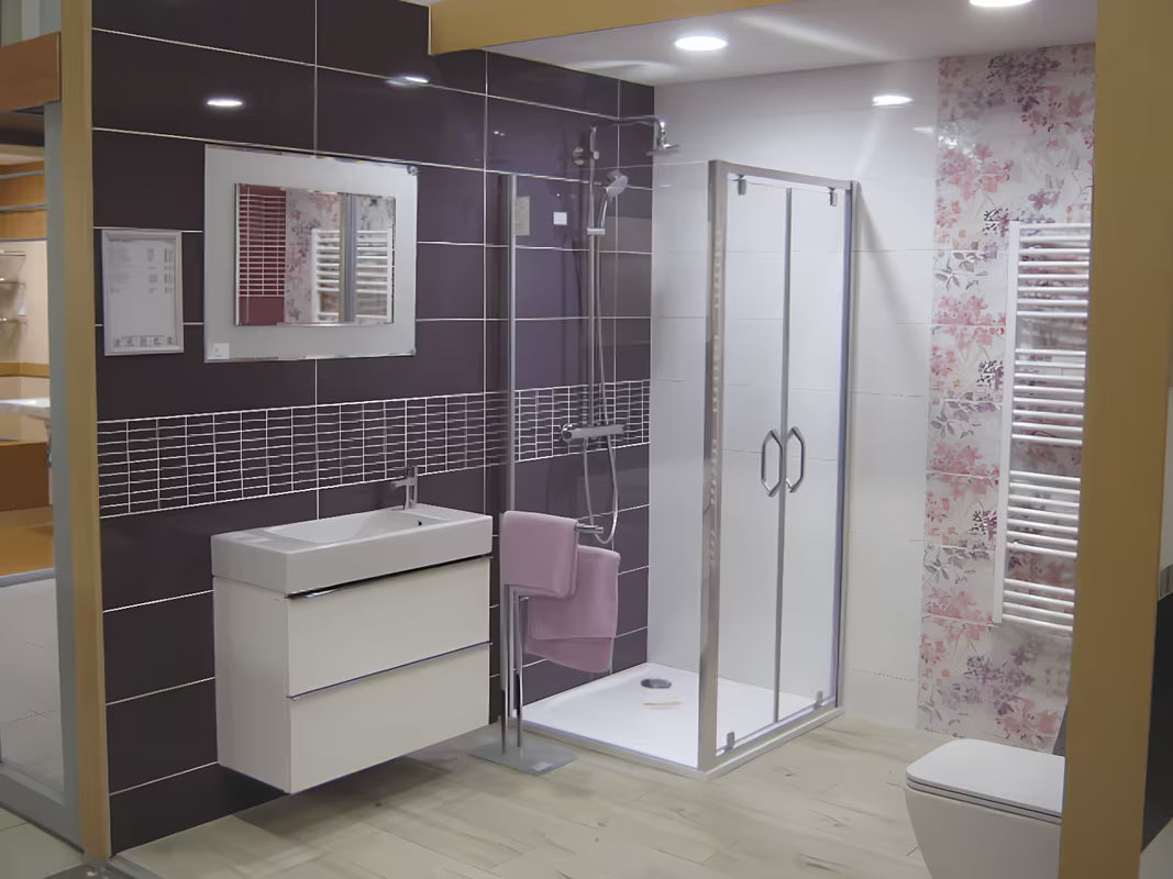 Tuš stranica za vrata Hüppe Next 90 cm s prozirnim staklom i sjajno kromiranim profilima.