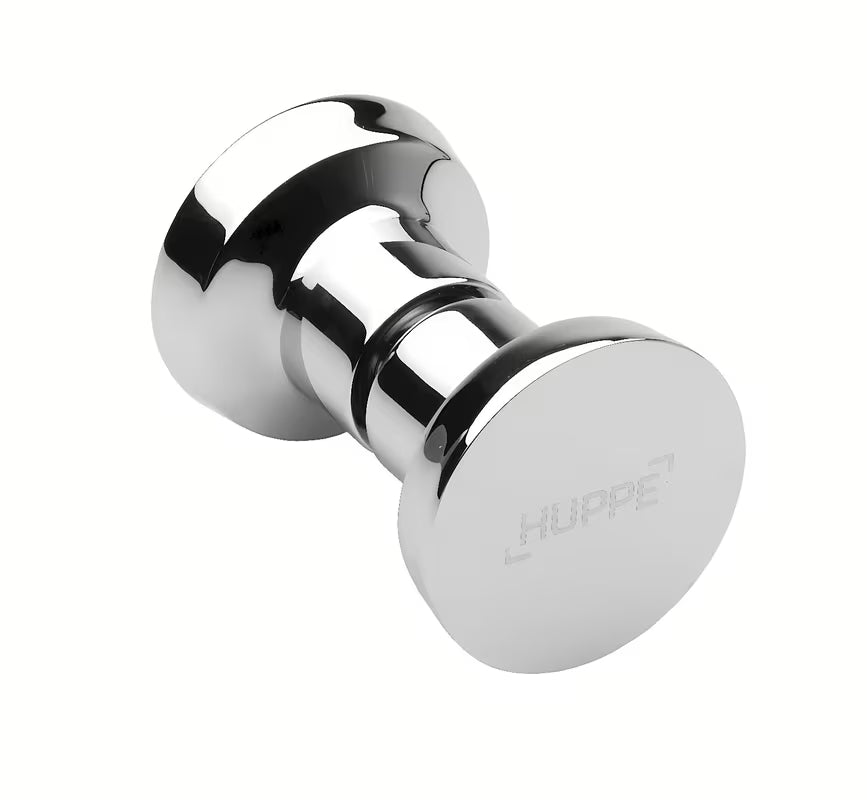 Kromirani ručka Hüppe Strike New od nehrđajućeg čelika kao siguran oslonac u tuš kabini.