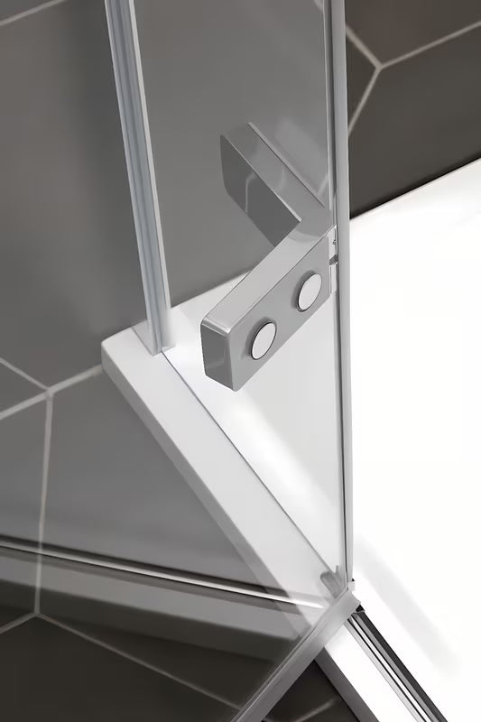 Tuš vrata Hüppe Strike New 90 cm s prozirnim staklom i kromiranim profilom u bezokvirnoj izvedbi.