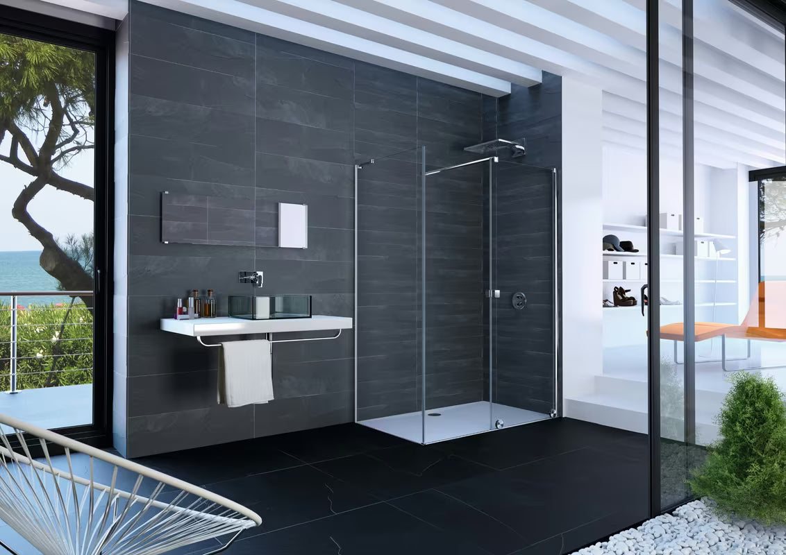 Tuš stijena Walk-In Hüppe Xtensa pure 120 cm u sjajnom kromu s prozirnim staklom bez dekora.