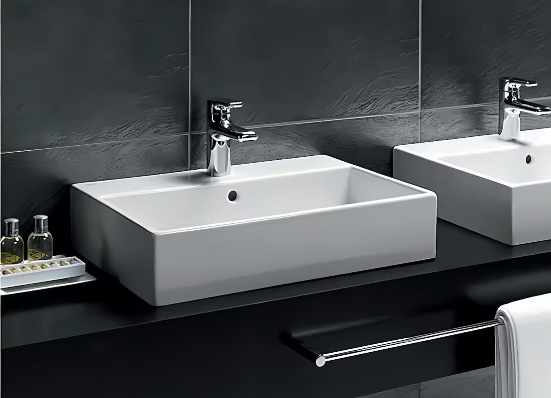 Bijeli keramički viseći umivaonik Ideal Standard Strada 71x42 cm s otvorom za pro slavinu u sredini.