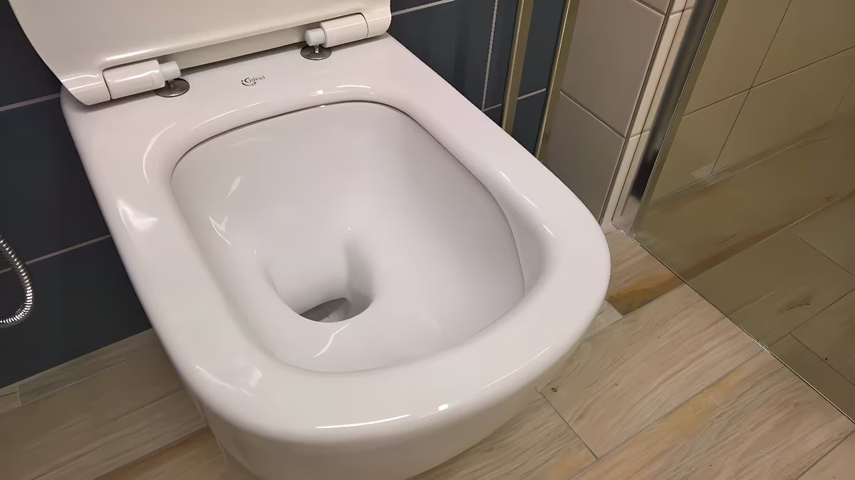 Bijeli viseća WC školjka Ideal Standard Tesi s tehnologijom AquaBlade i daskom sa soft Close