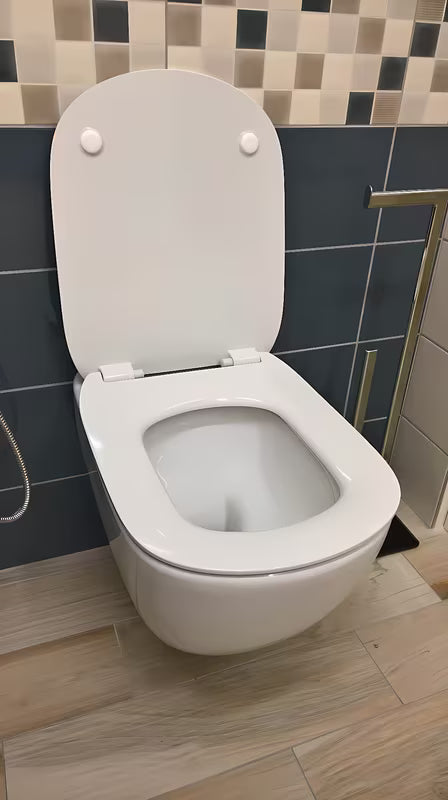 Bijeli viseća WC školjka Ideal Standard Tesi s tehnologijom AquaBlade i daskom sa soft Close