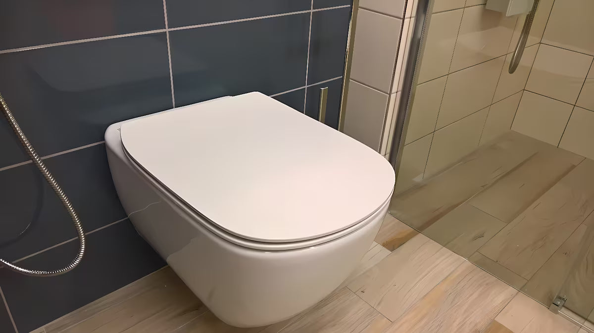 Bijeli viseća WC školjka Ideal Standard Tesi s tehnologijom AquaBlade i daskom sa soft Close