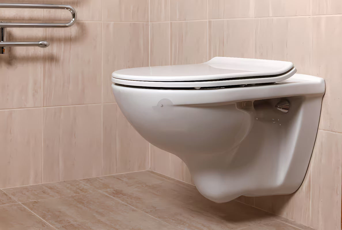 Bijeli viseća WC školjka Jika Lyra Plus s otvorenim ispiralnim rubom i glatkom keramičkom površinom.