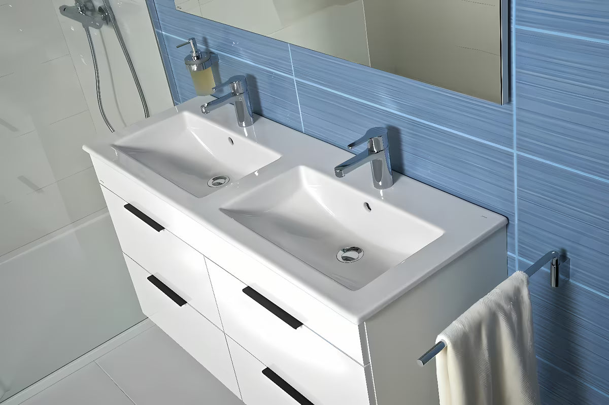 Bijeli viseća kupaonski ormarić Jika Plan s keramičkim dvostrukim umivaonikom i ladicama s punim izvlačenjem.