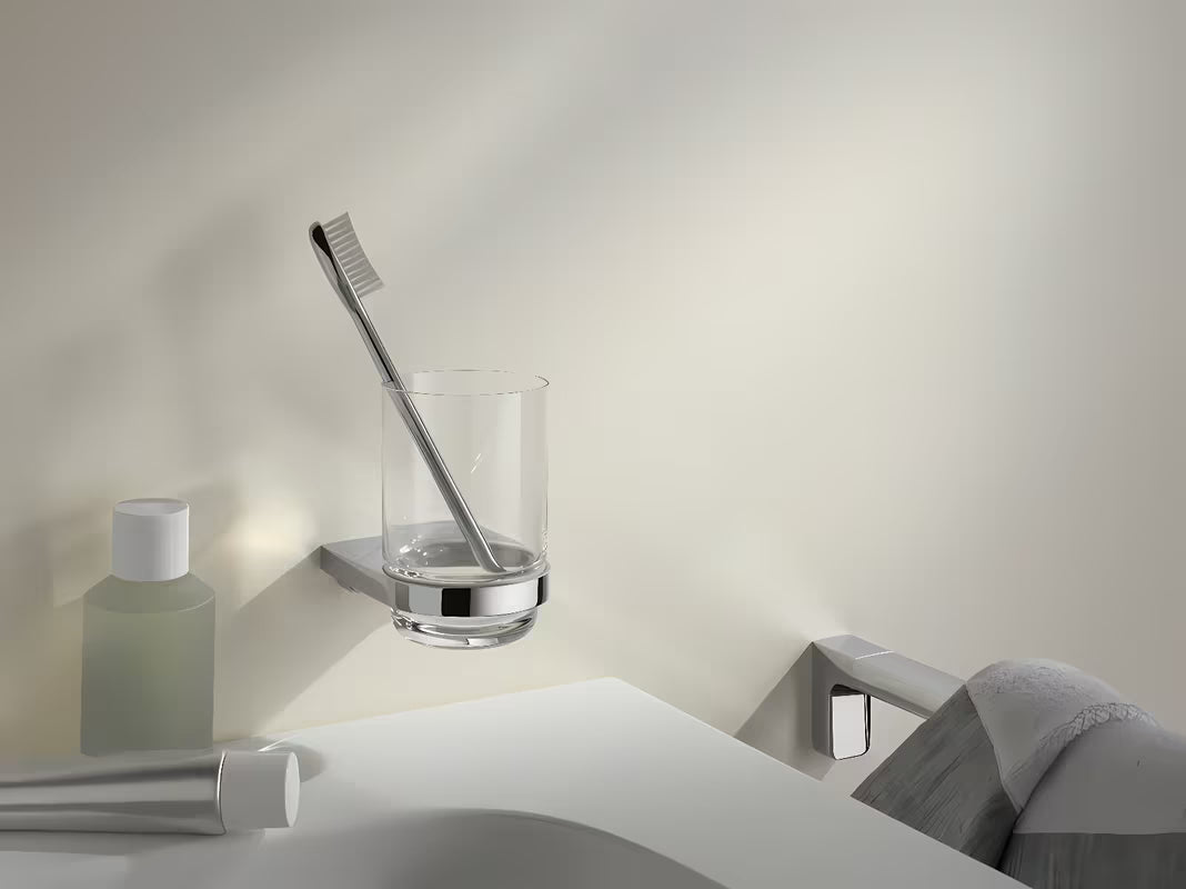 Keuco Moll zidni držač čaša u krom izvedbi uključuje čašu