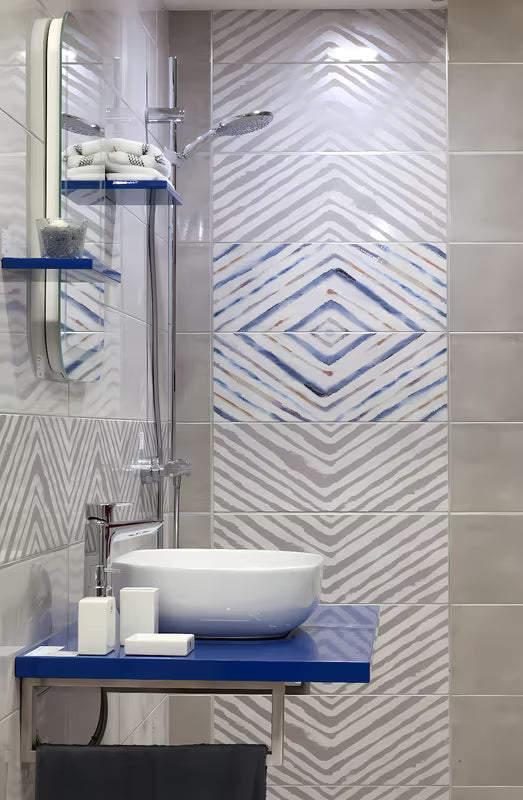 Bijeli samostojeći držač četkica za zube Kleine Wolke Flash za kupaonicu.