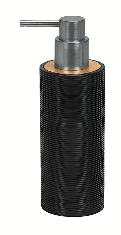 Crni dozator sapuna Kleine Wolke Kyoto s detaljem od bambusa i fino rebrastom površinom.