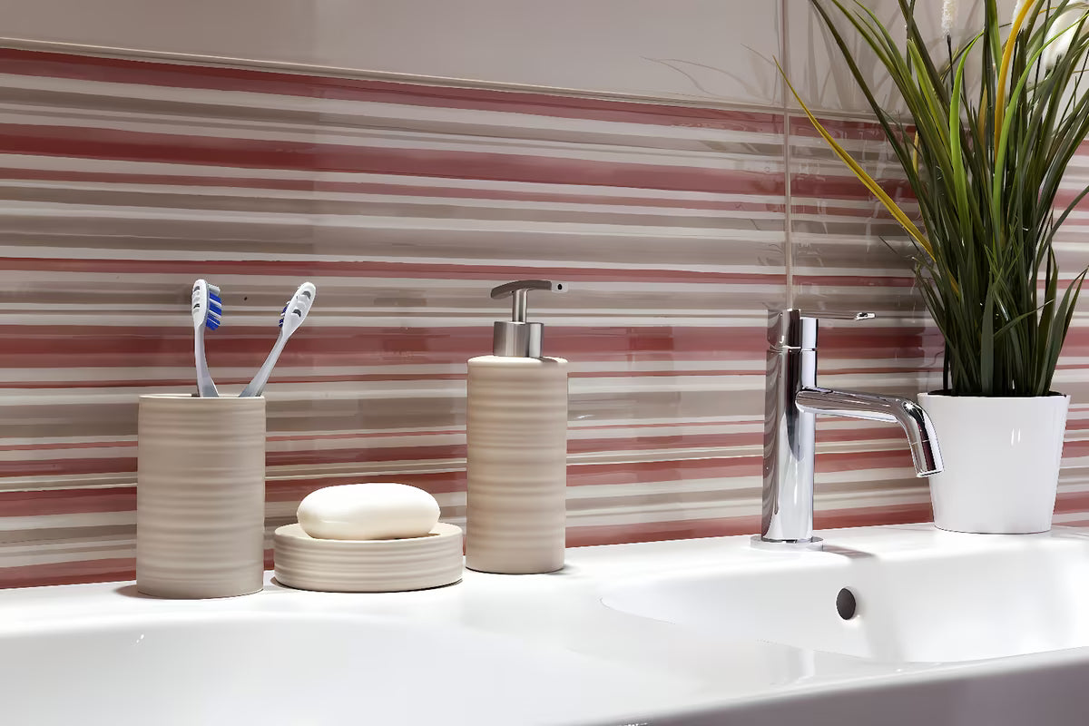 Samostojeći dozator za tekući sapun Kleine Wolke Sahara u bež boji s modernim dizajnom.