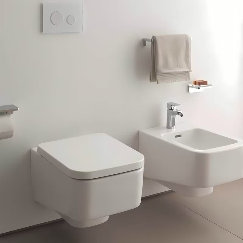 Bijele WC daska Laufen Pro od duroplasta pro za modernu kupaonicu.