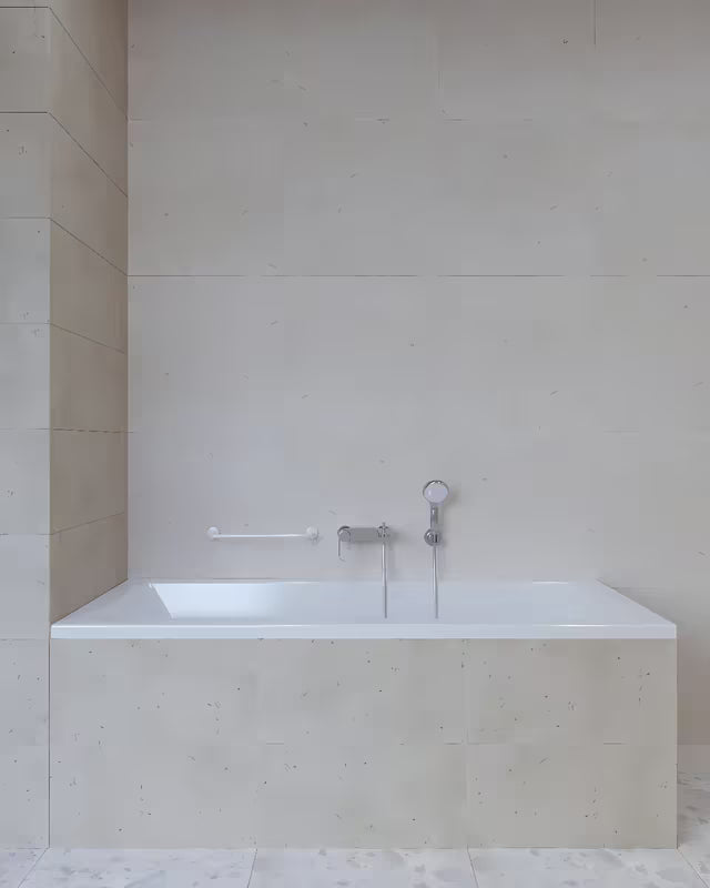 Bijeli zidni metalni ručka SIKO Multi za kupaonicu pro za sigurnije kretanje i lakše ustajanje.