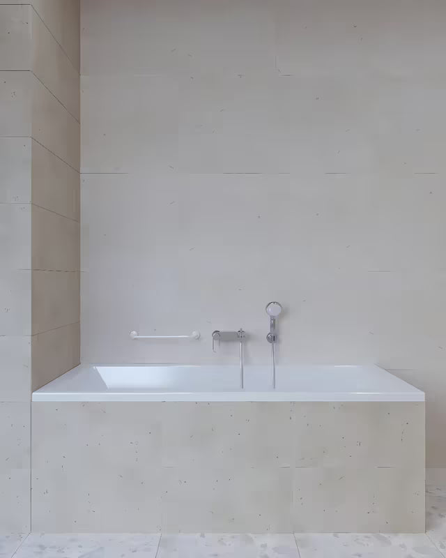 Bijeli zidni metalni ručka SIKO Multi za kupaonicu pro za sigurnije kretanje i lakše ustajanje.