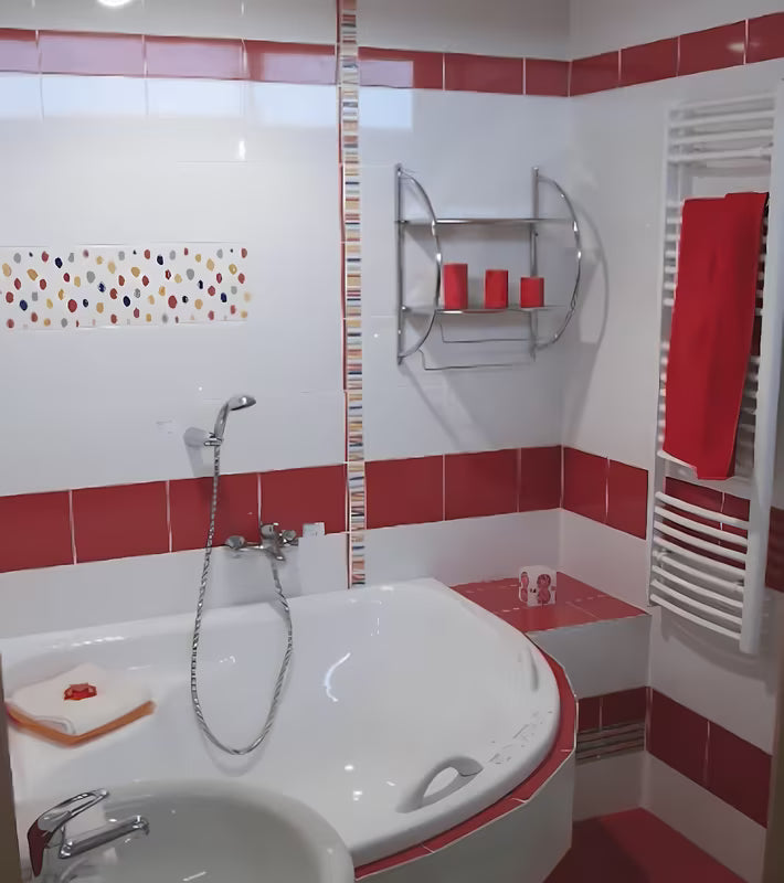 SIKO Multi zidna lučna polica s dozatorom, dvije razine i držač za ručnike u kromiranoj izvedbi.