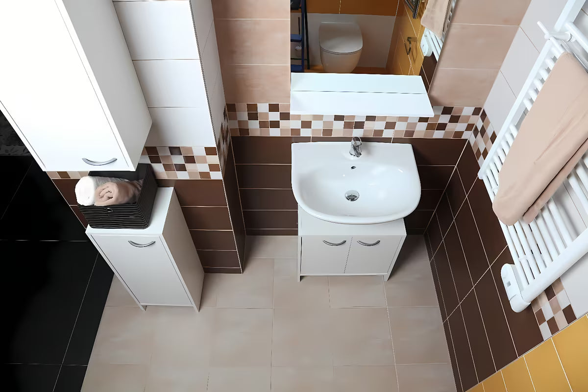 Bijela univerzalna ormarić ispod umivaonika Multi Praxis pro za prekrivanje sifona i odlaganje higijenskih potrepština.