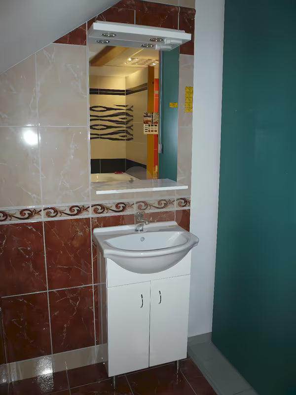 Bijela kupaonski ormarić Multi Pro s keramičkim umivaonikom i nožicama od nehrđajućeg čelika