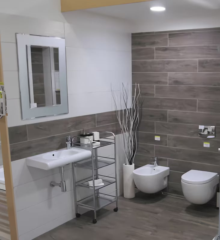 Elegantni na kotačima kupaonski kolica na kotačićima s četiri police u izvedbi Chrome.