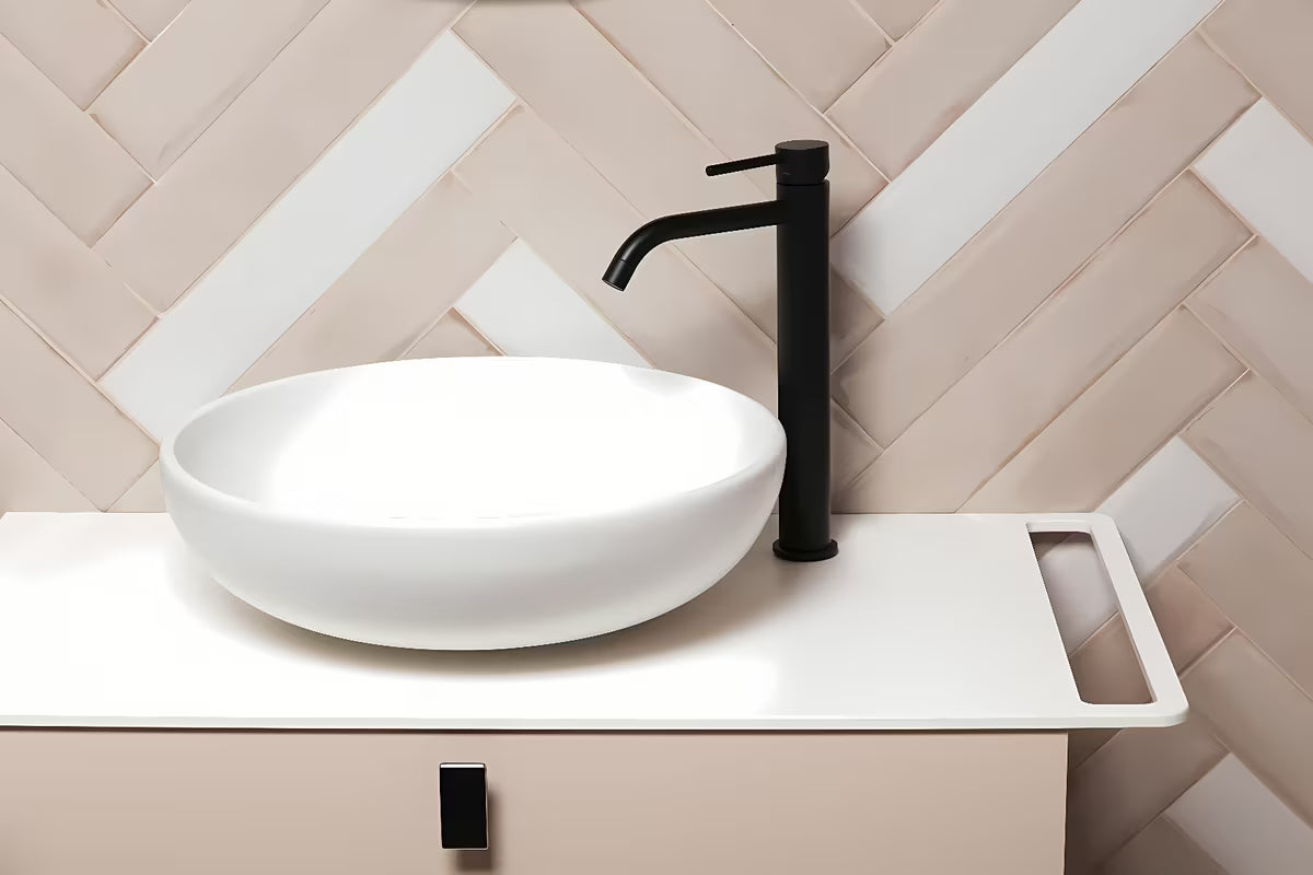 Naturel Art Deco ormarić ispod umivaonika na ploču u boji rose beige s crnim mat akcentima