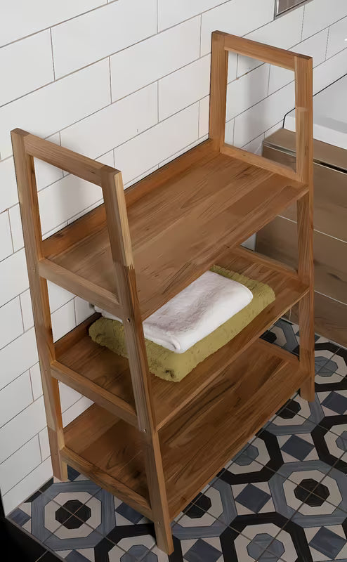 Stojeći regal Naturel Home u dekoru oraha s mat uljenom površinom od masivnog drva.