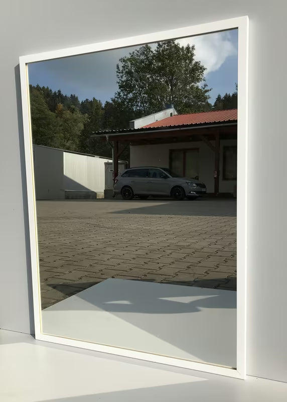 Kupaonsko ogledalo s bijelim aluminijskim okvirom, prikladno pro za okomito i vodoravno vješanje, 60 x 80 cm.