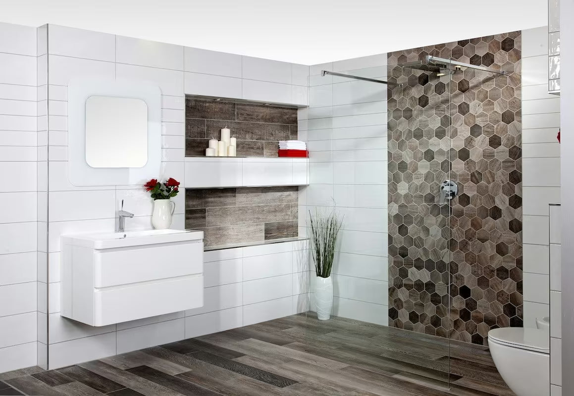 Bijelo zidno ogledalo Naturel Pavia 60x75 cm s blago zaobljenim dizajnom, prikladno za okomitu i vodoravnu montažu.