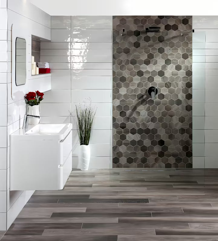 Bijelo zidno ogledalo Naturel Pavia 60x75 cm s blago zaobljenim dizajnom, prikladno za okomitu i vodoravnu montažu.