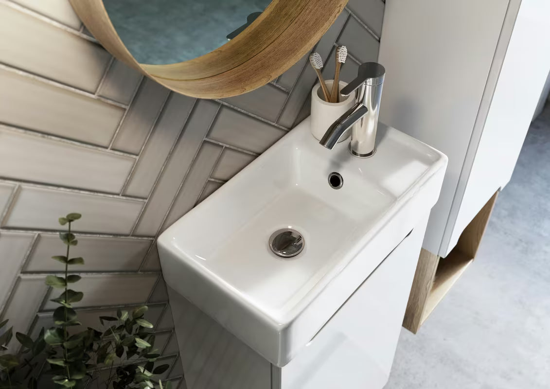 Bijeli keramički umivaonik za kupaonski ormarić Naturel Stilla 40x22 cm s otvorom za pro slavinu i otvorenim preljevom.